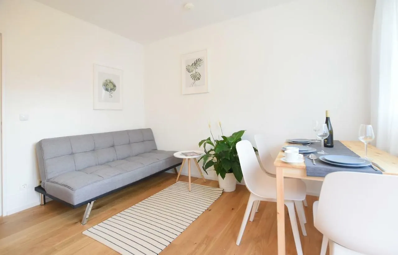 Peaceful Studio Apartment Near Center 인스브루크 0*,  오스트리아