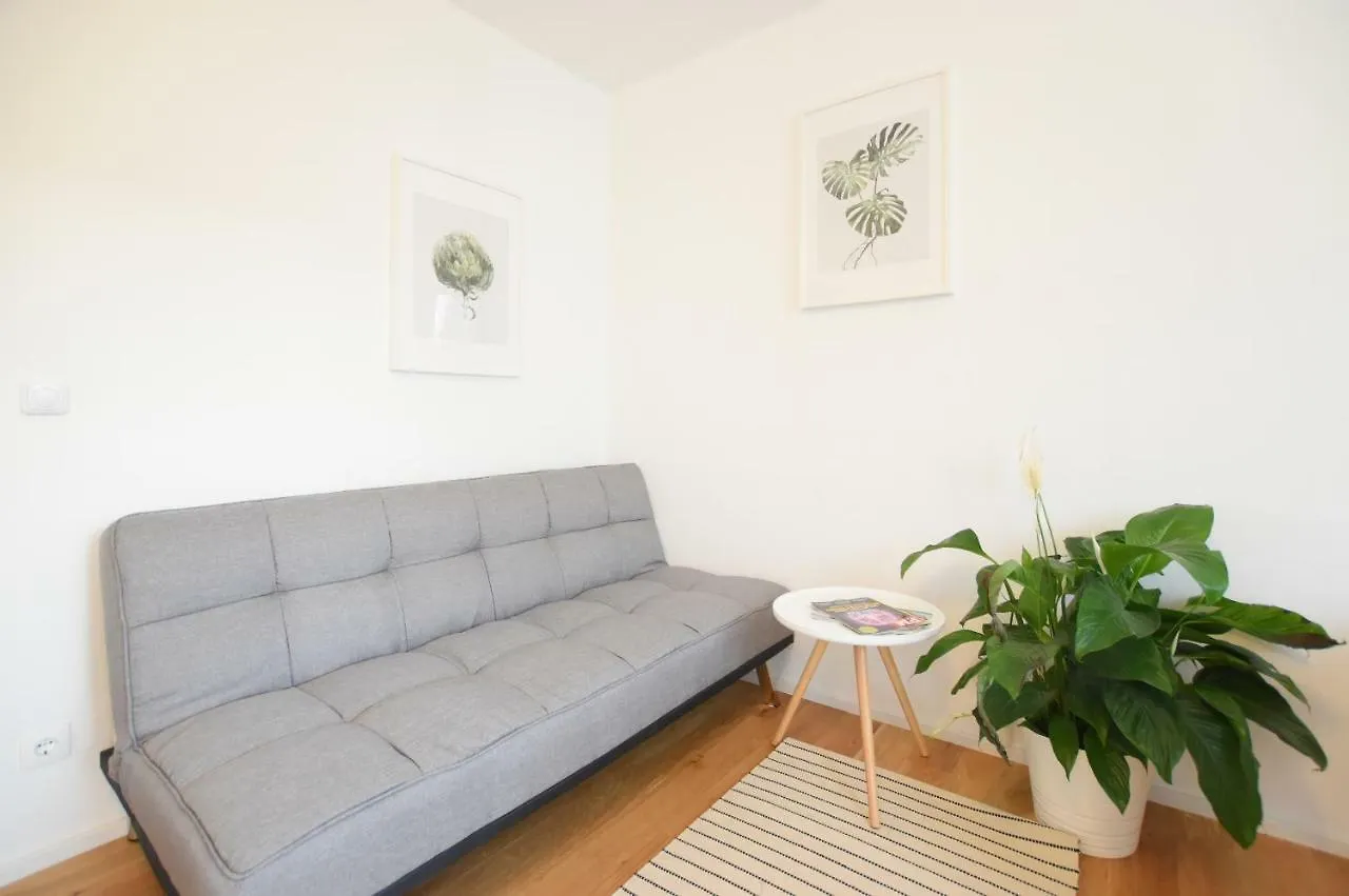 Peaceful Studio Apartment Near Center 인스브루크