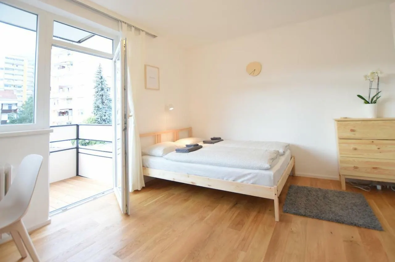 Peaceful Studio Apartment Near Center 인스브루크
